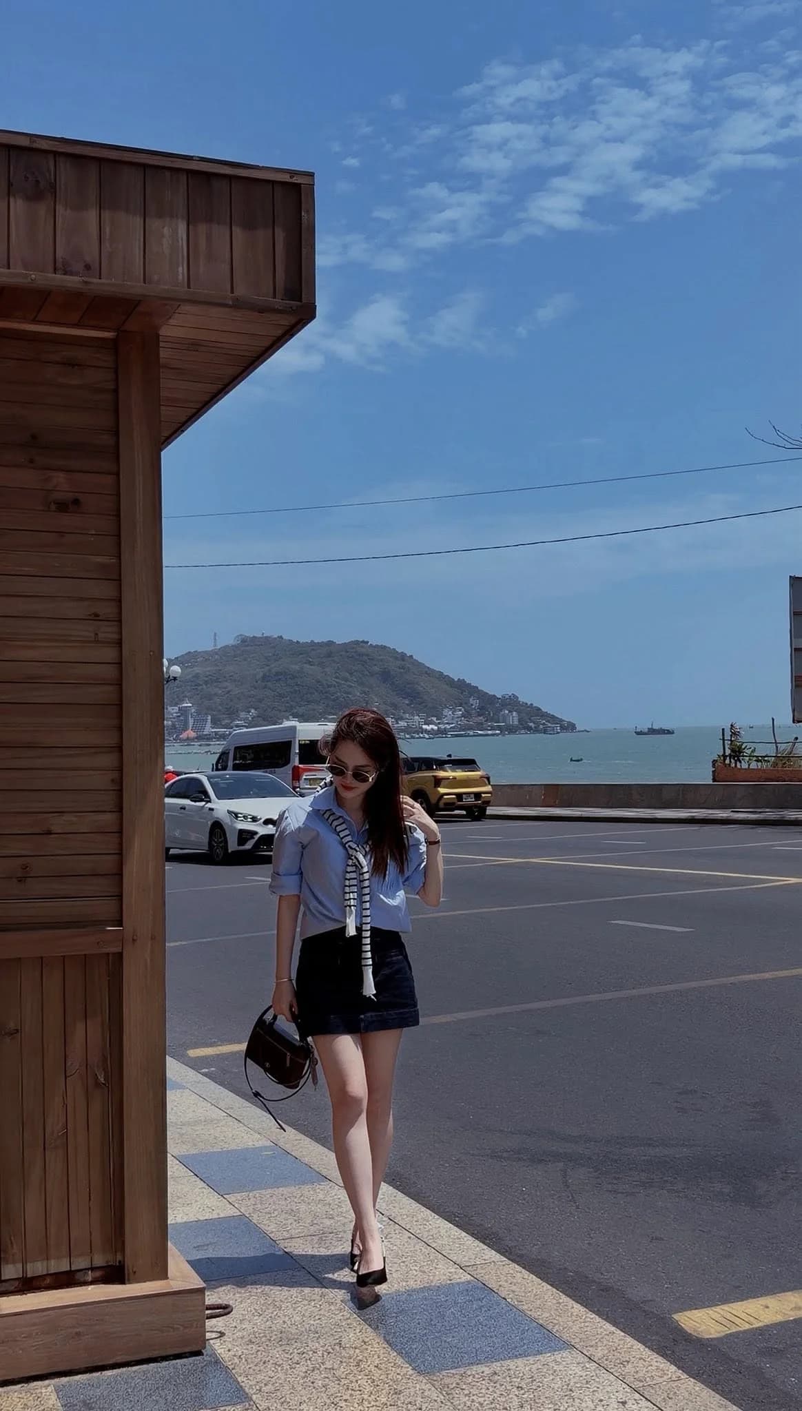 Nàng dạo bước trong trang phục sơ mi xanh và chân váy